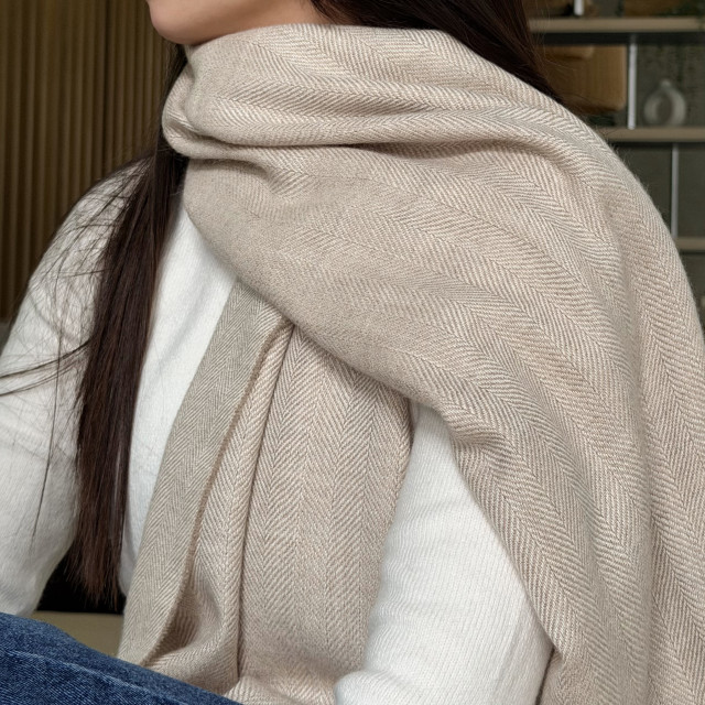秘魯頂級皇家羊駝毛Royal Alpaca寬版圍巾-淺焙燕麥人字紋BF07