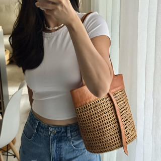印尼手工窄版藤編牛皮扭結肩背包-橘咖色