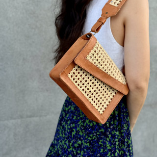 印尼手工藤編牛皮肩背腋下信封包-橘咖色