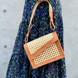 印尼手工藤編牛皮肩背腋下信封包-橘咖色