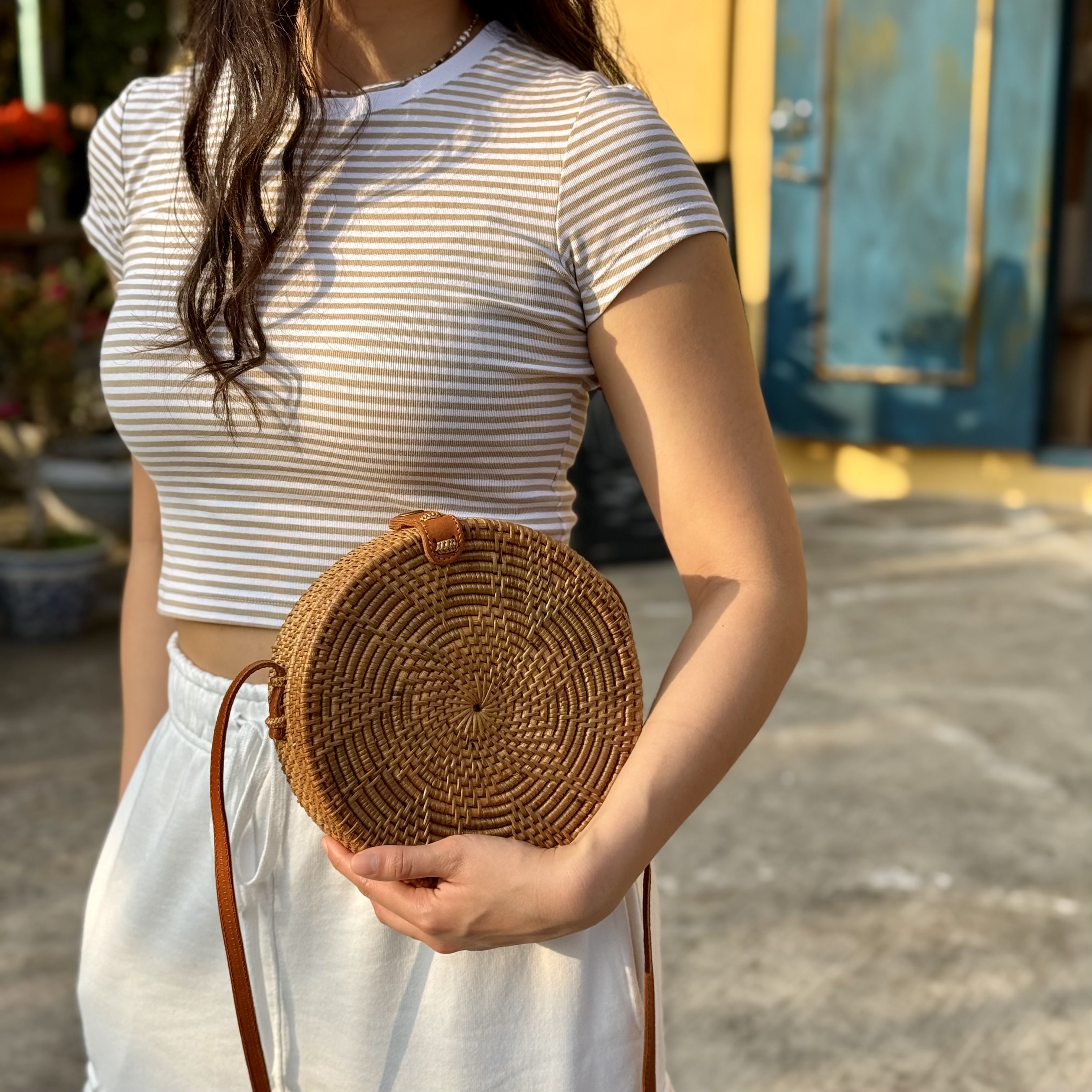 印尼手工藤編圓形花瓣斜背包