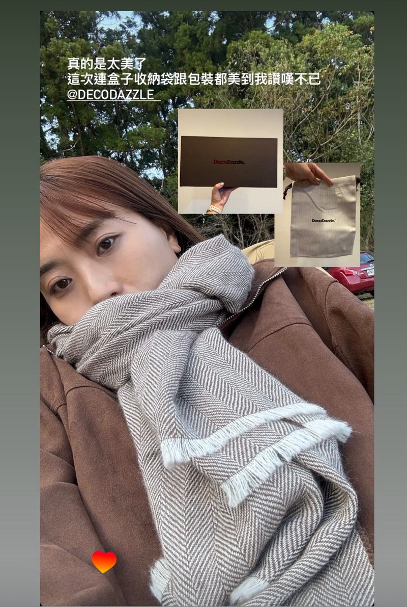 客人圍著人字紋圍巾自拍，並分享盒子與收納袋包裝